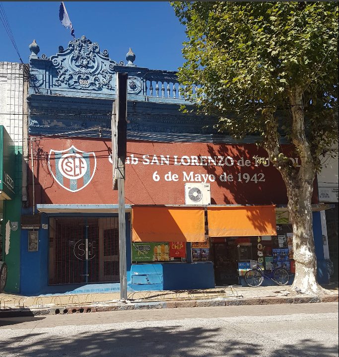 Fotografía de archivo de la sede, con el comercio que funcionaba anteriormente en la planta baja.