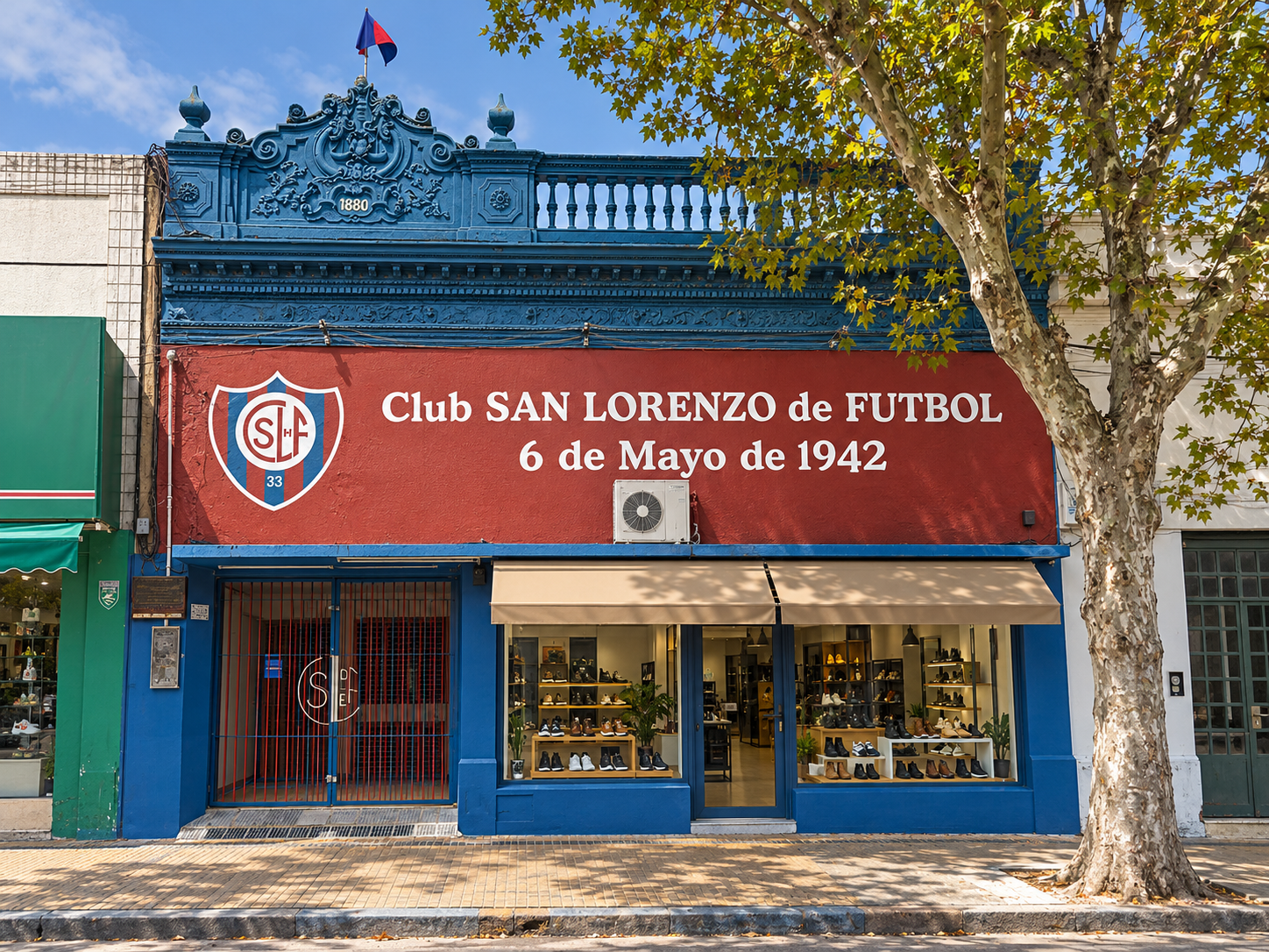 Recreación de la sede de San Lorenzo: fachada azul y roja con su escudo y fecha de fundación.